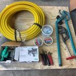 Partij divers loodgieters gereedschap /  installatiemateriaal